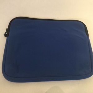 Laptop sleeve with zipper closure
